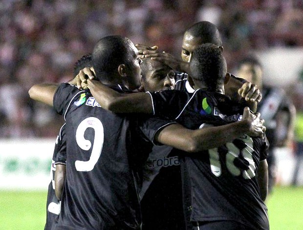 Fellipe Bastos comemora gol do Vasco contra o Náutico (Foto: Marcelo Sadio / Site Oficial do Vasco da Gama)