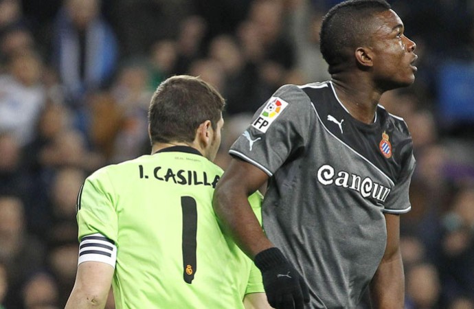 Cordoba e Casillas, Real Madrid x Espanyol (Foto: EFE) Cordoba e Casillas, Real Madrid x Espanyol (Foto: EFE)