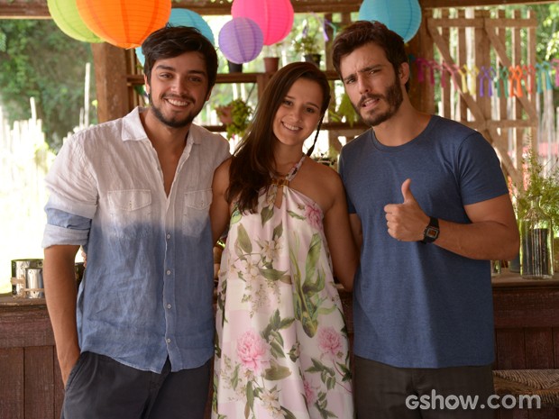 Karen Coelho posa ao lado dos 'sobrinhos' Rodrigo Simas e Thiago Rodrigues (Foto: Raphael Dias/TV Globo)