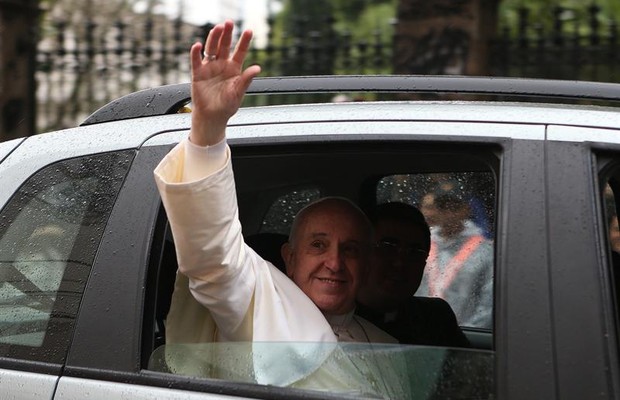 Papa Francisco cumprimenta os fiéis no caminho para o Palácio da Cidade, onde recebeu as chaves do Rio de Janeiro (Foto: EFE/MARCELO SAYAO)