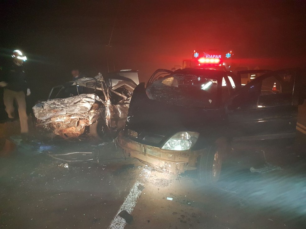 Ve&iacute;culos se acidentaram por volta das 5h deste s&aacute;bado (6) (Foto: Divulga&ccedil;&atilde;o/PRF)