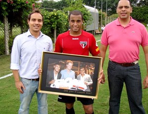 Lucas do São Paulo ganha quadro com foto do Príncipe Harry (Foto: Divulgação / Site Oficial do São Paulo)