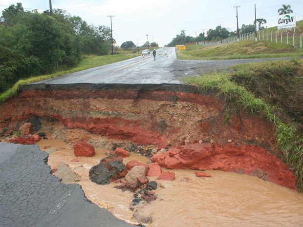Chuva interditou o trecho da PR-153, entre Irati e Imbituva (Foto: Marcelo Martiniaki/VC no G1)