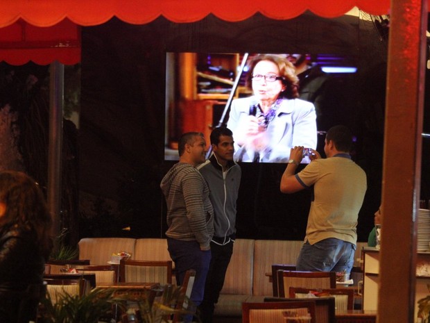 Marcello Melo Jr. tira foto com fã em restaurante na Zona Sul do Rio (Foto: Rodrigo dos Anjos/ Ag. News)