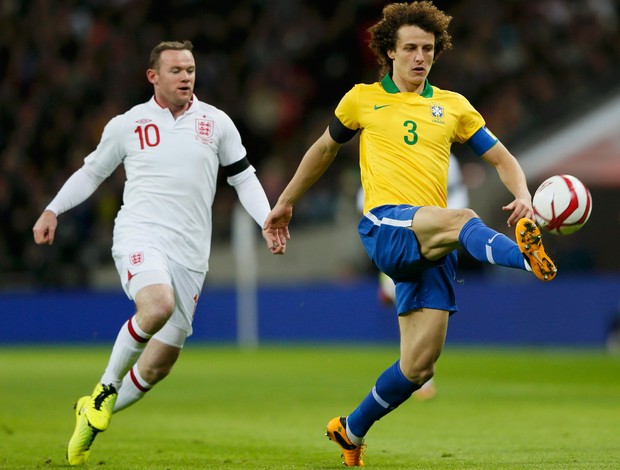 Rooney e David Luiz Brasil x Inglaterra (Foto: Reuters)