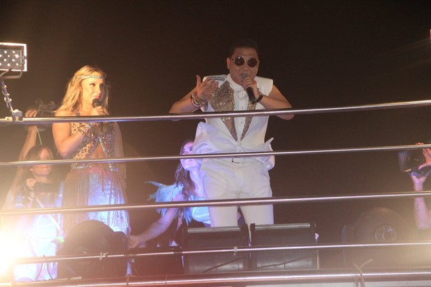 Psy e Claudia Leitte se apresentam no trio em Salvador (Foto: Dilson Silva / AgNews)