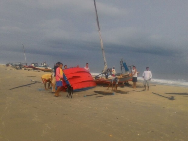 Embarcações viraram na praia do Pontal de Maceió após chuvas e ventos fortes (Foto: Enéas Batista/Arquivo Pessoal)