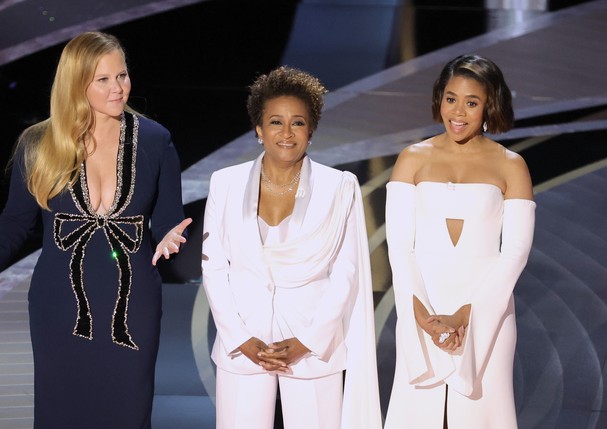 HOLLYWOOD, CALIFORNIA - MARCH 27: (L-R) Co-hosts Amy Schumer, Wanda Sykes, and Regina Hall speak onstage during the 94th Annual Academy Awards at Dolby Theatre on March 27, 2022 in Hollywood, California. (Photo by Neilson Barnard/Getty Images) (Foto: Getty Images)
