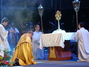 O santíssimo sacramento foi colocado em um altar, no palco (Foto: Thomás Alves/TV Asa Branca)