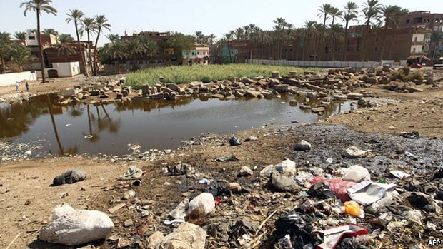 Múmias foram encontradas em um córrego poluído no Egito (Foto: AFP)