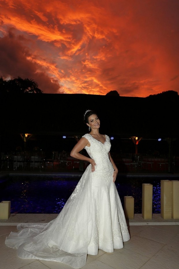 Laura Keller vestida de noiva (Foto: Marcos Serra Lima / Ego)