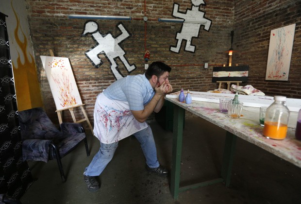 Artista afirma que envia vídeo para os clientes com imagens do quadro sendo feito (Foto: Enrique Marcarian/Reuters)