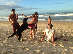 Família curte praia em Fortaleza na hora do jogo do Brasil (Foto: Glauco Araújo/G1)