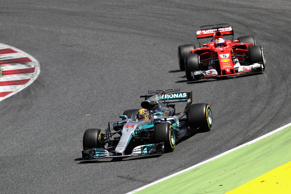 Lewis Hamilton superou Sebastian Vettel na disputa pela vitória em Barcelona (Foto: Getty Images)