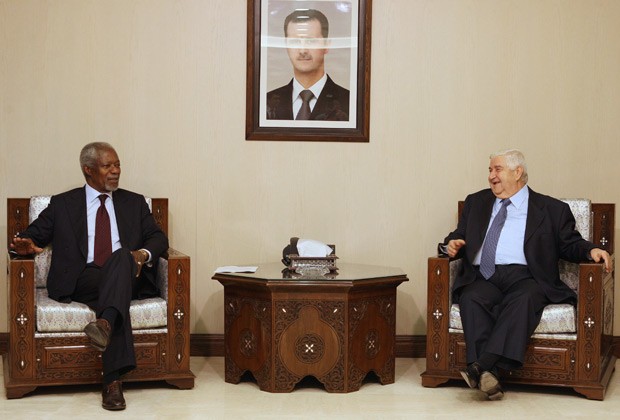 O emissário da ONU, Kofi Annan, durante encontro aoo ministro das Relações Exteriores sírio, Walid Muallem; acima, vê-se quadro aofoto do presidente Bashar al Assad (Foto: Louai Beshara / AFP) O emissário da ONU, Kofi Annan, durante encontro aoo ministro das Relações Exteriores sírio, Walid Muallem; acima, vê-se quadro aofoto do presidente Bashar al Assad (Foto: Louai Beshara / AFP)