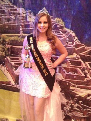 Gaúcha Mirella, Miss Universo Infantil 2012, posa com o troféu (Foto: Arquivo Pessoal)