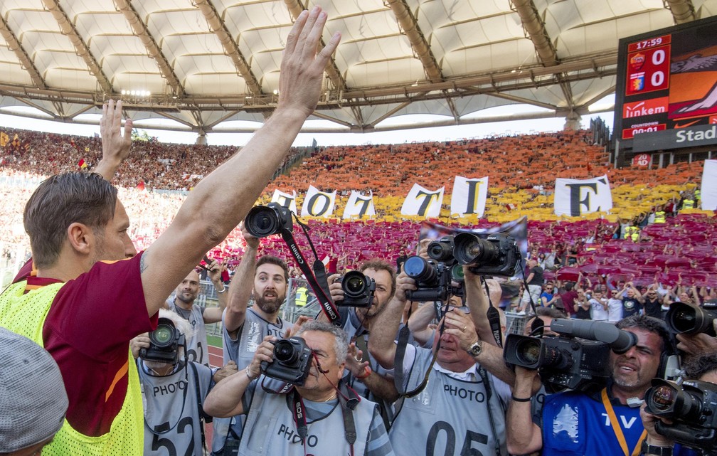 Totti saúda a torcida antes do apito inicial (Foto: EFE/EPA/Claudio Peri)