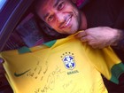 Após vitória do Brasil, Fred curte dia  com namorada