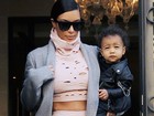 North West aparece fofa com look roqueiro com a mãe, Kim Kardashian