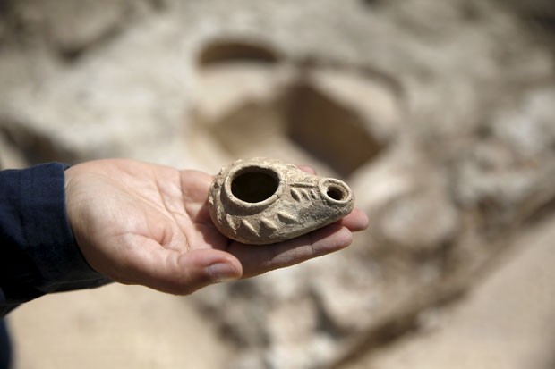 Luminária antiga foi encontrada em escavação de igreja de 1.500 anos em Israel (Foto: Ronen Zvulun/Reuters)