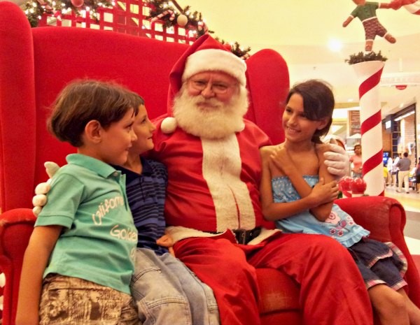 "As crianças desacreditam até puxar a barba e ver que é de verdade", conta 'Papai Noel' (Foto: Halex Frederic/G1)
