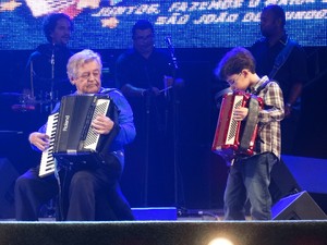 Camarão foi homenageado por um dos alunos dele durante o show (Foto: Paula Cavalcante/ G1)