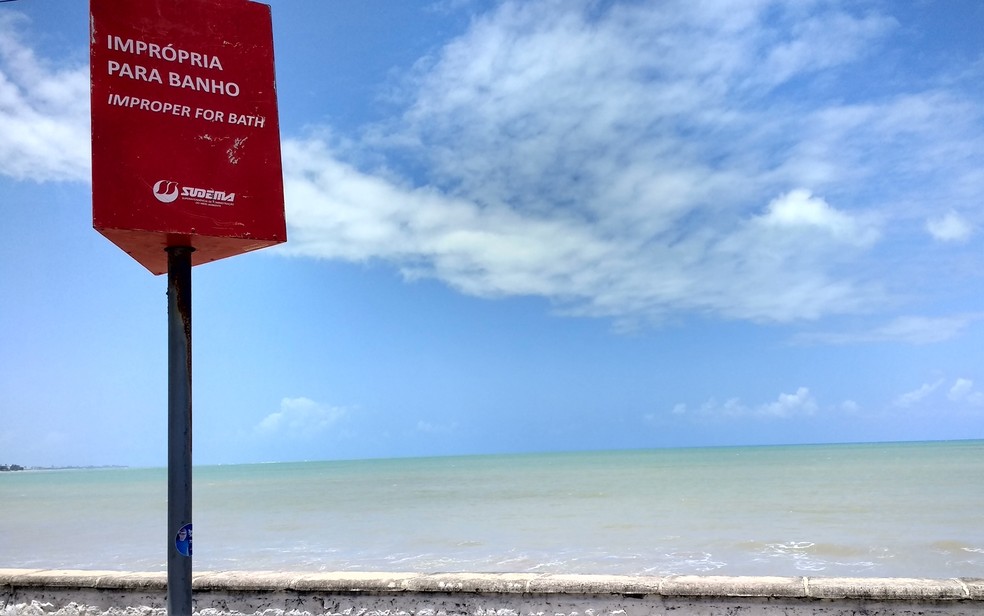 Praia de Manaíra, em João Pessoa, está imprópria para banho (Foto: Krystine Carneiro/G1)