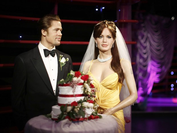 Bonecos de cera de Brad Pitt e Angelina Jolie são enfeitados para celebrar casamento dos atores no museu Madame Tussauds de Sydney, na Austrália (Foto:  REUTERS/Jason Reed)