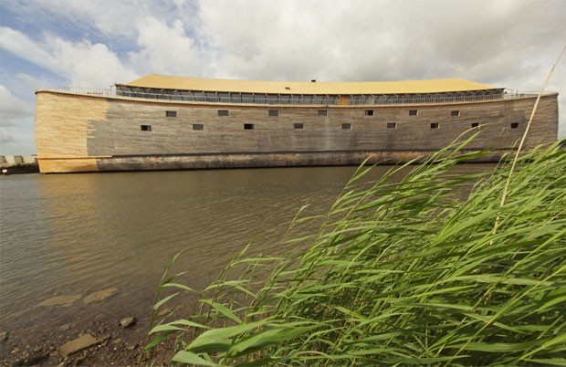 O empresário holandês Johan Huibers construiu uma réplica da Arca de Noé. Com 137 metros de comprimento e 21 metros de largura, a embarcação de madeira foi feita em um pequeno estaleiro ao longo do rio Merwede em Dordrecht, na Holanda. (Foto:  Anoek de Groot/AFP)