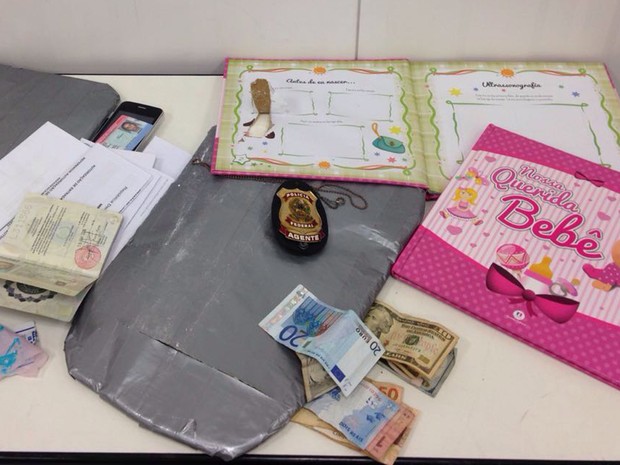 PF apreende cocaína escondida em álbum infantil no Aeroporto Internacional Tancredo Neves, em Confins. (Foto: Polícia Federal/ Divulgação)