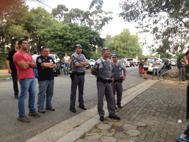 Policiais militares foram chamados mas não precisaram intervir (Foto: Jéssica Pimentel/G1) Grevistas entregam chaves de CDP para Polícia Civil alojar presos (Foto: Jéssica Pimentel/G1)