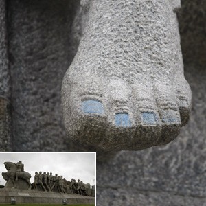Monumento �s Bandeiras, em SP, tem unhas pintadas por v�ndalos (NILTON FUKUDA/AG�NCIA ESTADO/AE)