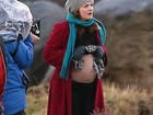 Drew Barrymore usa barriga de gravidez falsa em set de filme