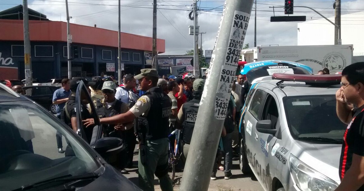 G1 Após perseguição assaltante bate carro em poste e é preso em