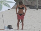 Fernanda de Freitas toma sol em praia carioca