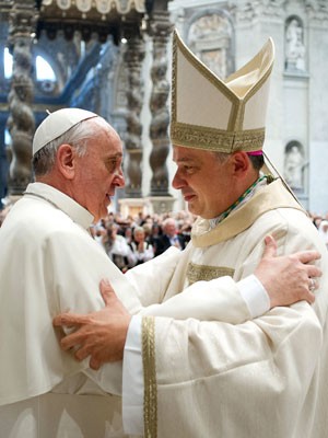 O Papa Francisco cumprimenta o esmoleiro apostólico, monsenhor Konrad Krajewski em foto de 19 de setembro  (Foto: L'Osservatore Romano/AP)