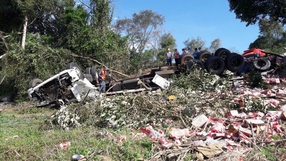 Cabine ficou destruída (Foto: Corpo de Bombeiros de Guaraciaba/Divulgação)