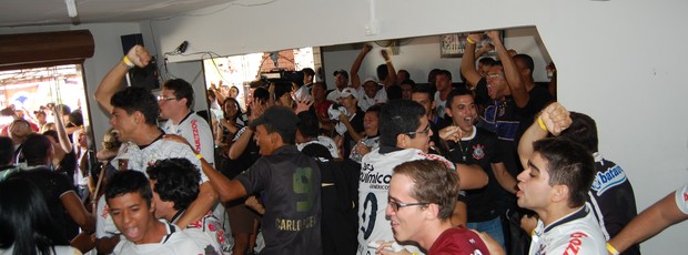 Torcedores comemoram o único gol do Corinthians, na sede da Fiel João Pessoa (Foto: Lucas Barros / Globoesporte.com/pb)