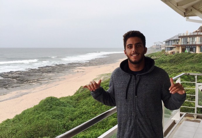 Filipe Toledo posa na casa onde está hospedado em Jeffreys Bay, em frente à praia (Foto: Divulgação) Filipe Toledo posa na casa onde está hospedado em Jeffreys Bay, em frente à praia (Foto: Divulgação)