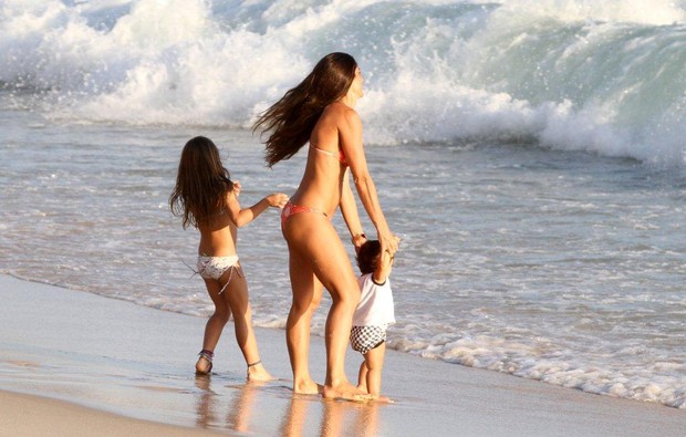 Cinthia Howlet vai à praia com os filhos (Foto: André Freitas / AgNews)