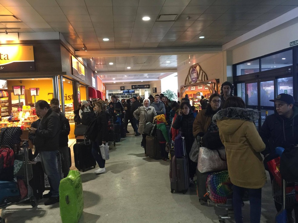Turistas fazem fila em Aeroporto de Bariloche após nevasca interromper operações (Foto: Liduina Rocha/Arquivo Pessoal)