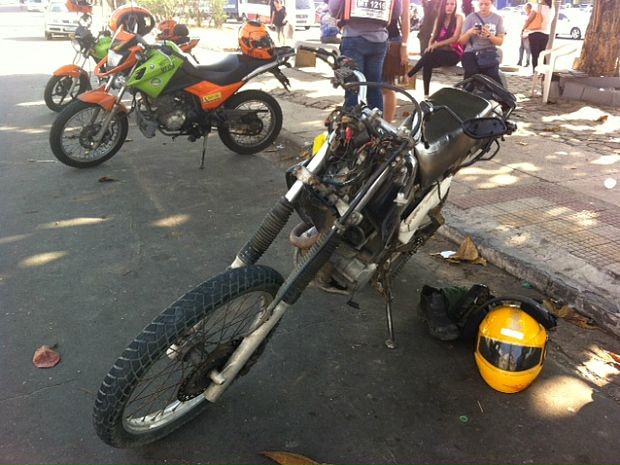 G Motoqueiro Fica Ferido Ap S Colis O Nibus Em Avenida De