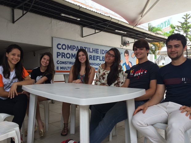 Estudantes de Recife comentam adiamento do Enem; na foto, Annee Caroline, Camila Ávila, Débora Lima, Matheus Cazé e João Paulo de Lima (Foto: Thays Estarque/G1)