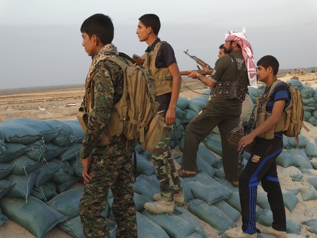 Soldados de tribo da província de Anbar participam de operação de segurança contra militantes do Estado Islâmico (Foto: Reuteres/Stringer)