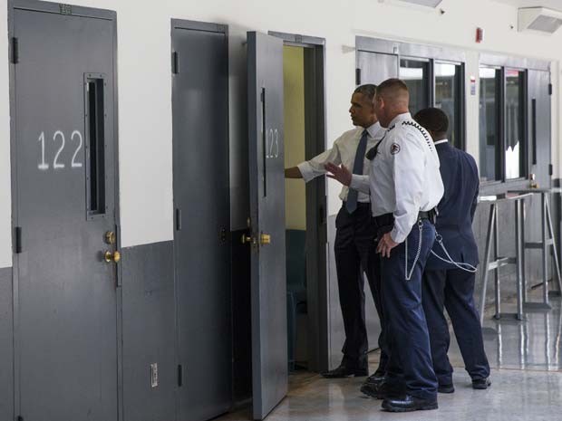 Policiais mostram celas da prisão El Reno nesta quinta-feira (16) em Oklahoma City (Foto: AP Photo/Evan Vucci)