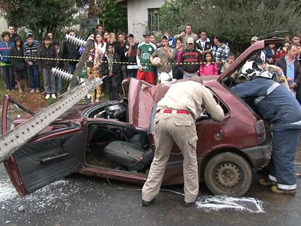 Poste cai sobre carro e mata passageira, em Guarapuava (Foto: Eduardo Andrade de Lima/ RPCTV)