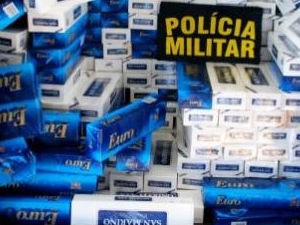 Mais de 400 caixas de cigarros contrabandeados foram apreendidas (Foto: Divulgação / PM)