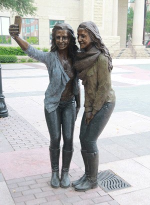 Estátua de garotas tirando selfie (Foto: Sugar Land Parks and Recreation)