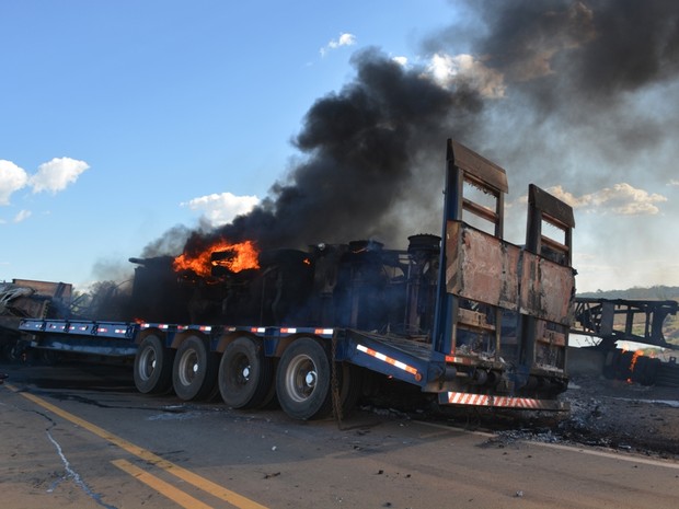 Carretas pegaram fogo após batida na BR-364 (Foto: Jonatas Boni/ G1)