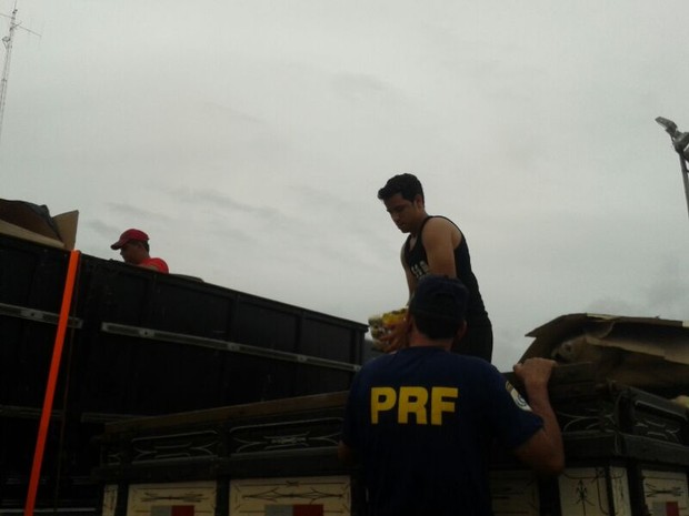 O motorista precisou transferir parte da carga excedente, em Araguaína (Foto: Divulgação/PRF TO)